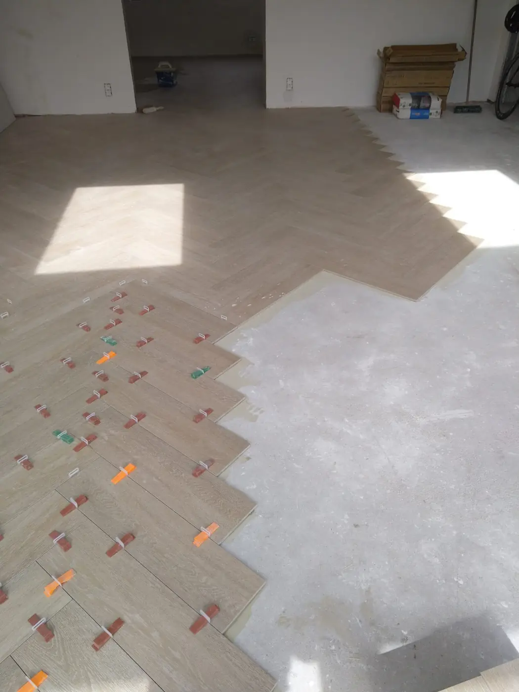 Pose de carrelage en chevron avec croisillons de nivellement