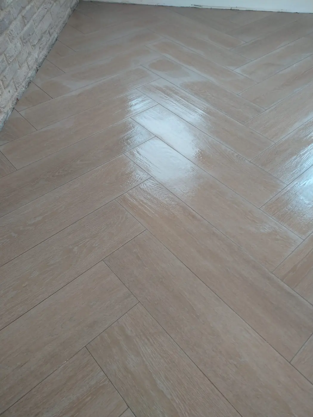 Carrelage effet bois posé en chevron