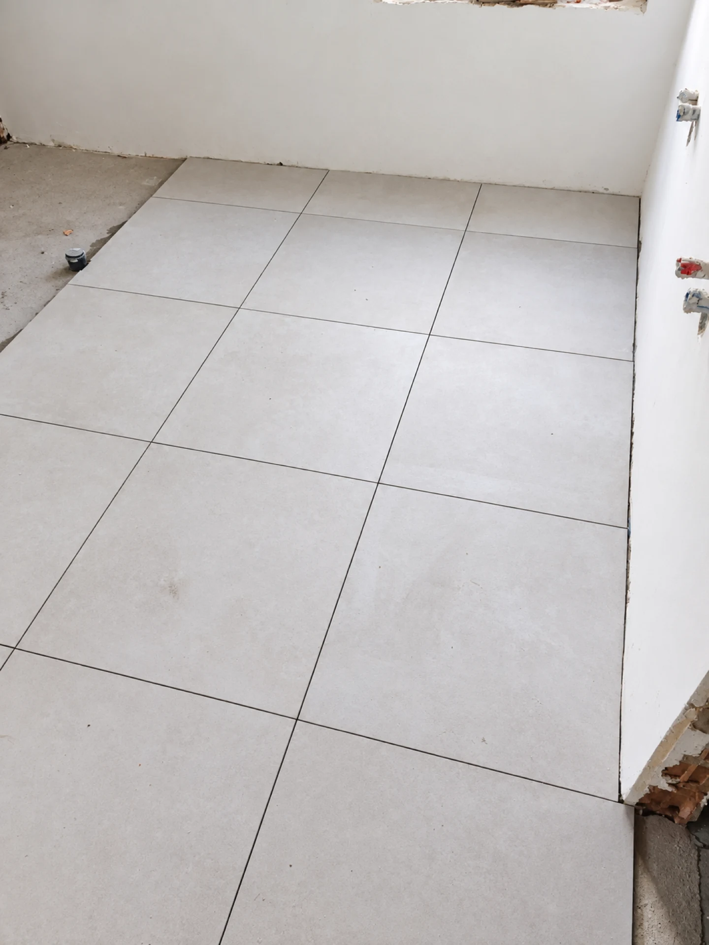 Sol en carrelage grand format clair