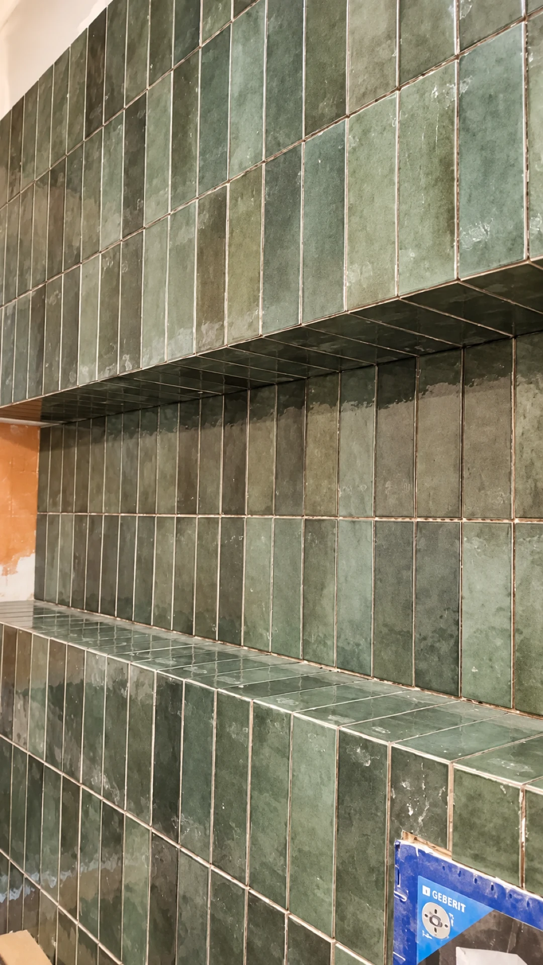 Mur de zellige vert en cours de pose