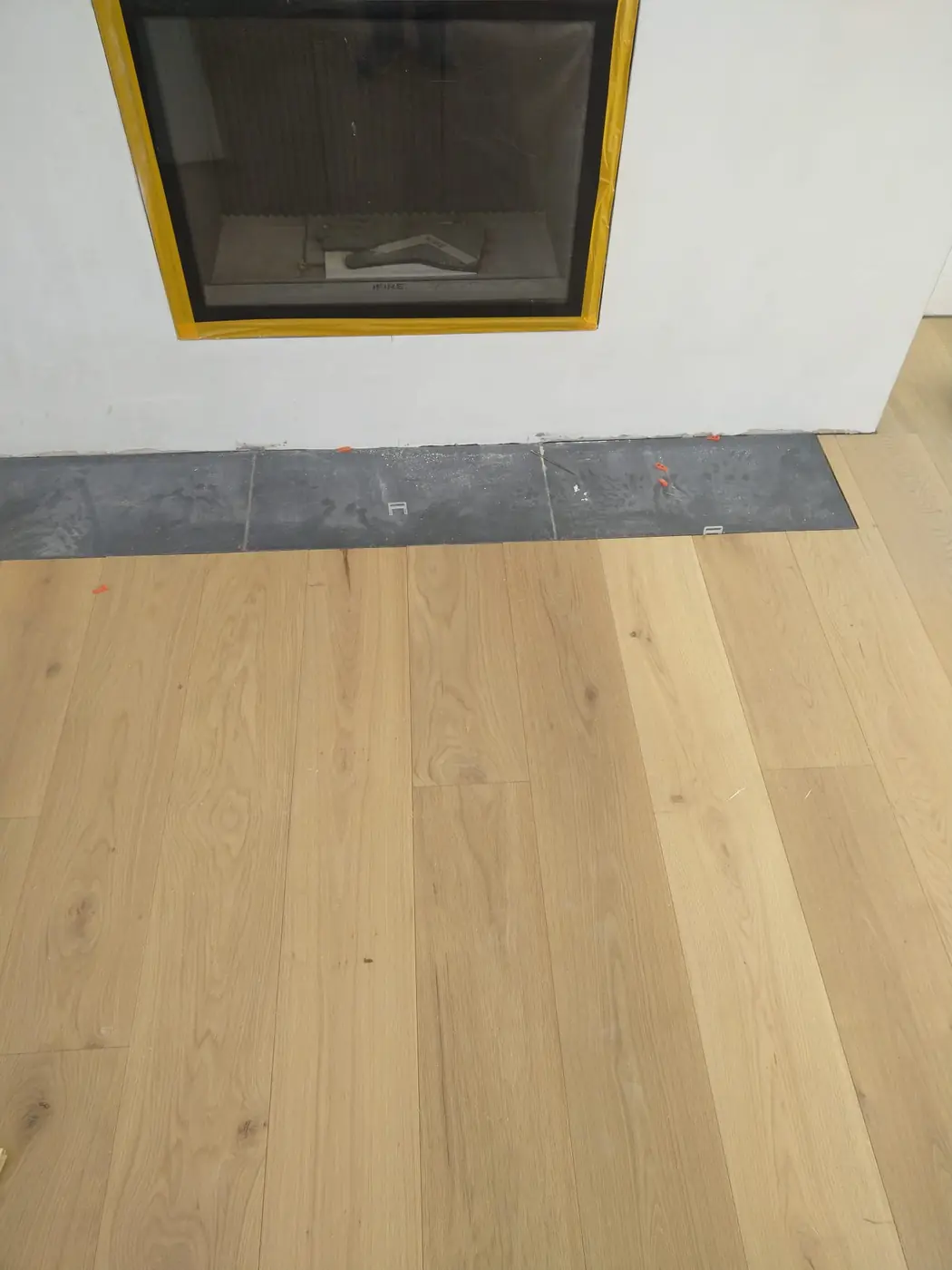Cheminée avec sole en pierre et parquet en chêne
