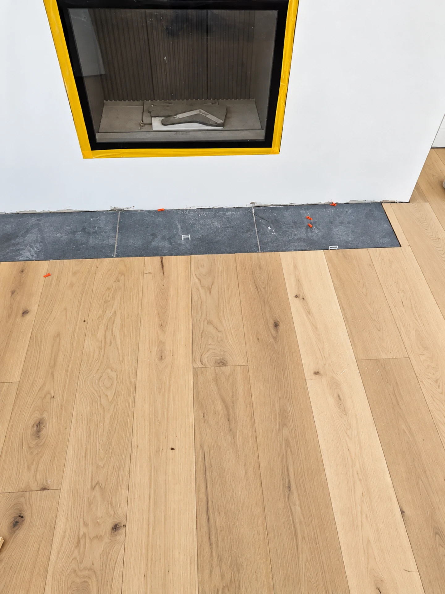 Cheminée avec sole en pierre et parquet en chêne
