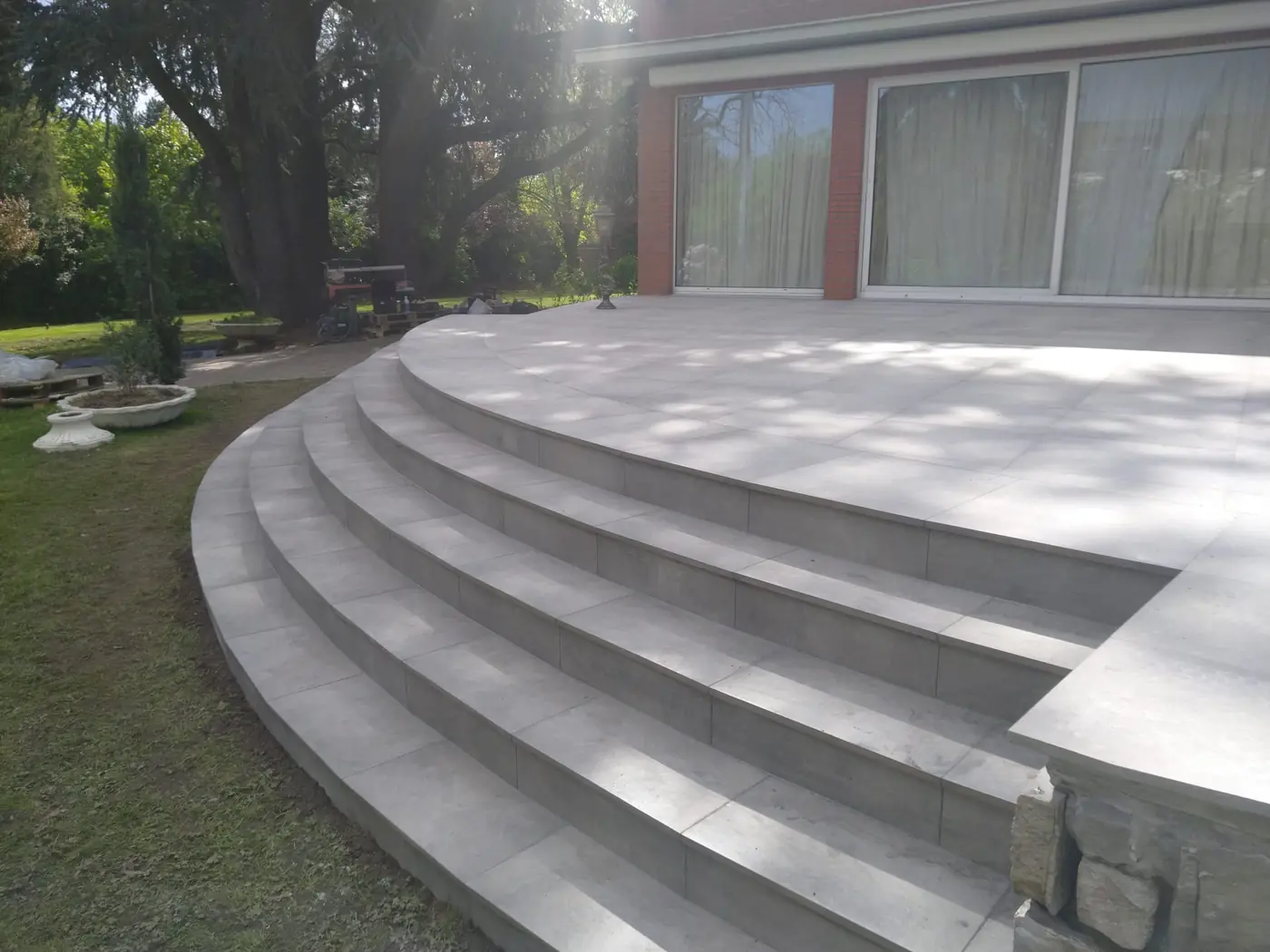 Escalier extérieur arrondi et terrasse réalisés par Rénovision