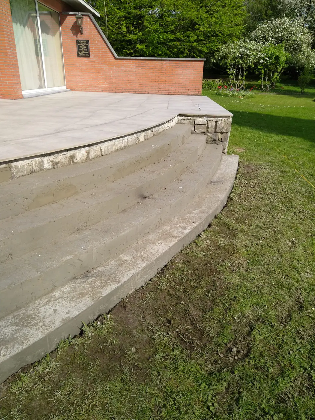 Bord arrondi d’une terrasse surélevée