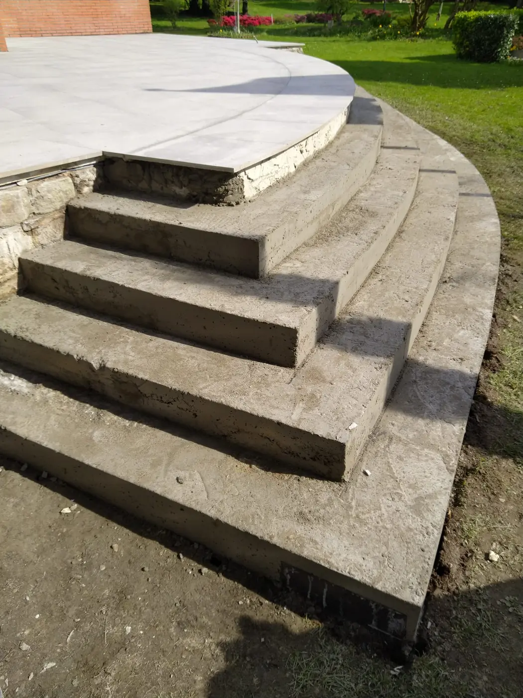 Marches d’un escalier arrondi en béton, avant la pose des dalles