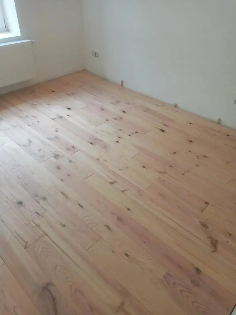 Parquet en pin naturel dans une chambre