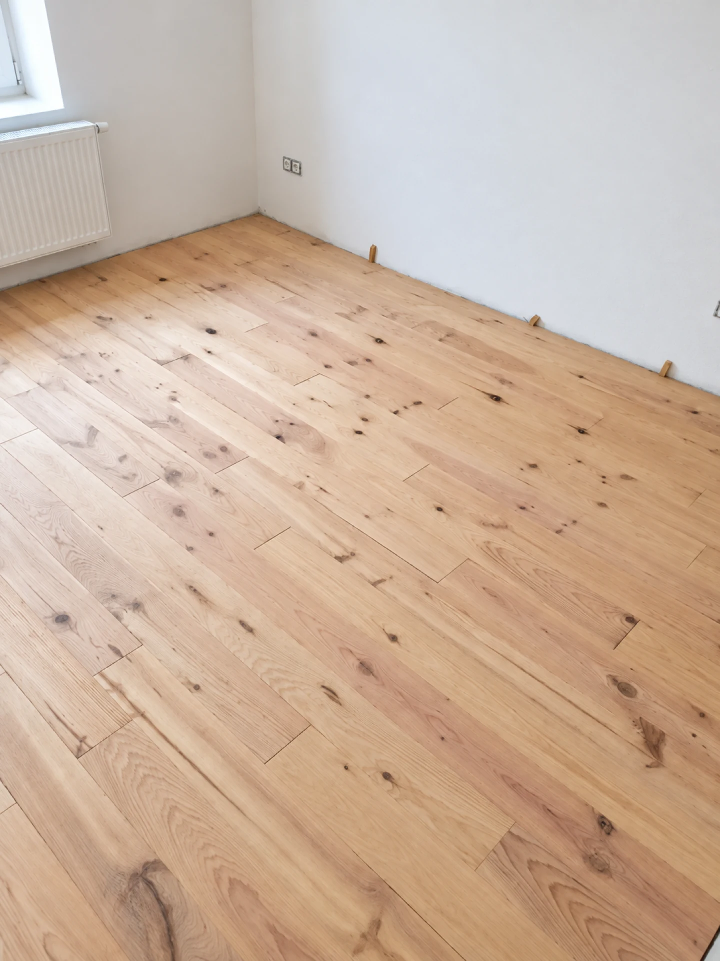 Parquet en pin naturel dans une chambre
