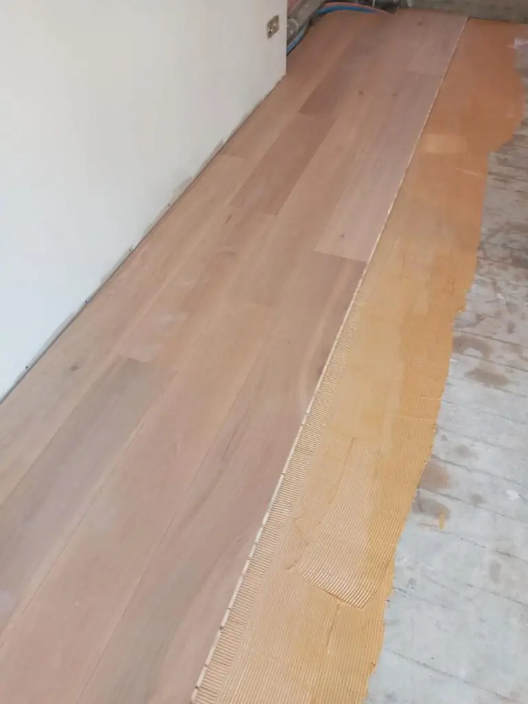 Pose de lames de parquet sur un sol préparé