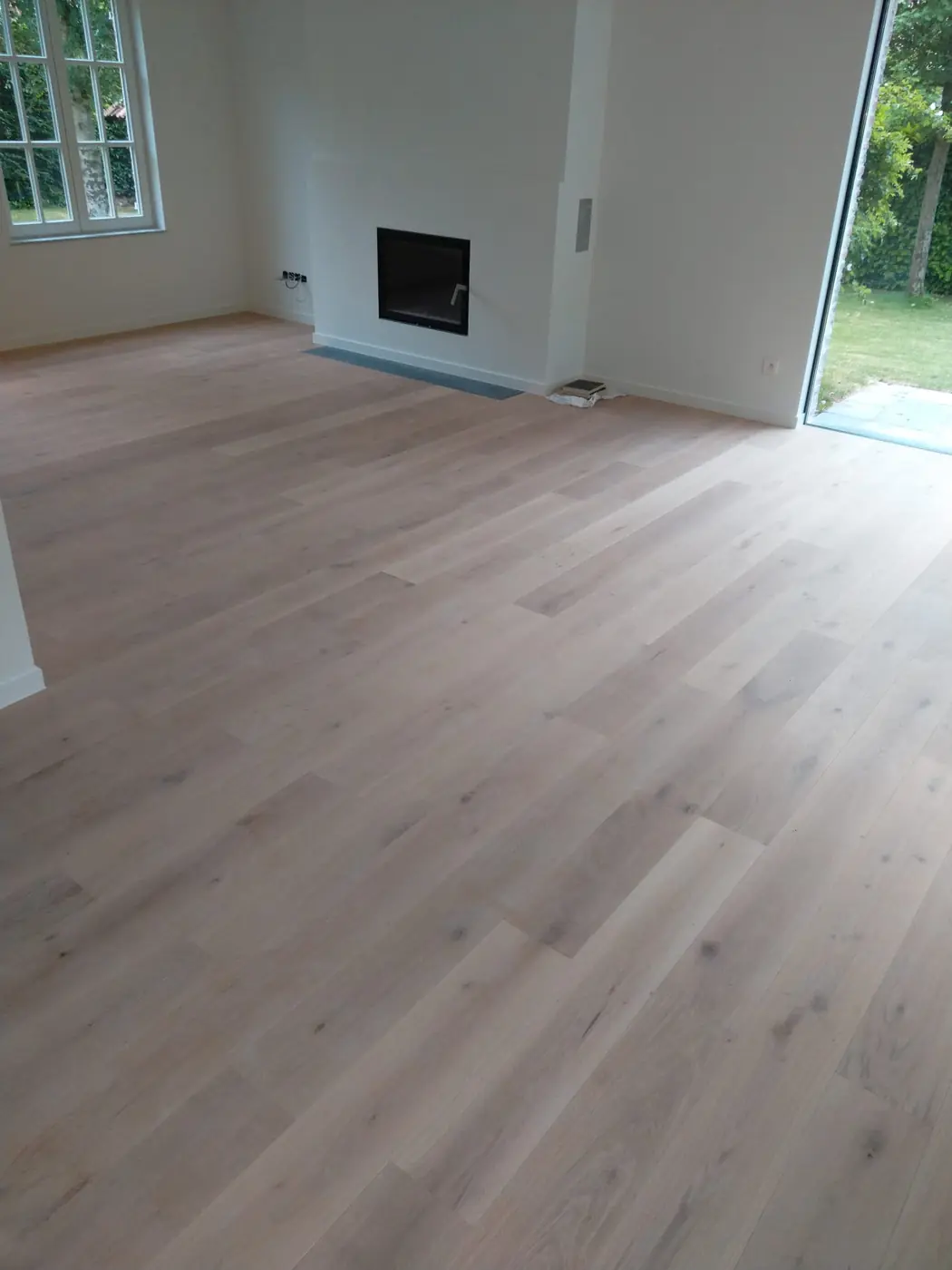 Séjour avec parquet en chêne et cheminée