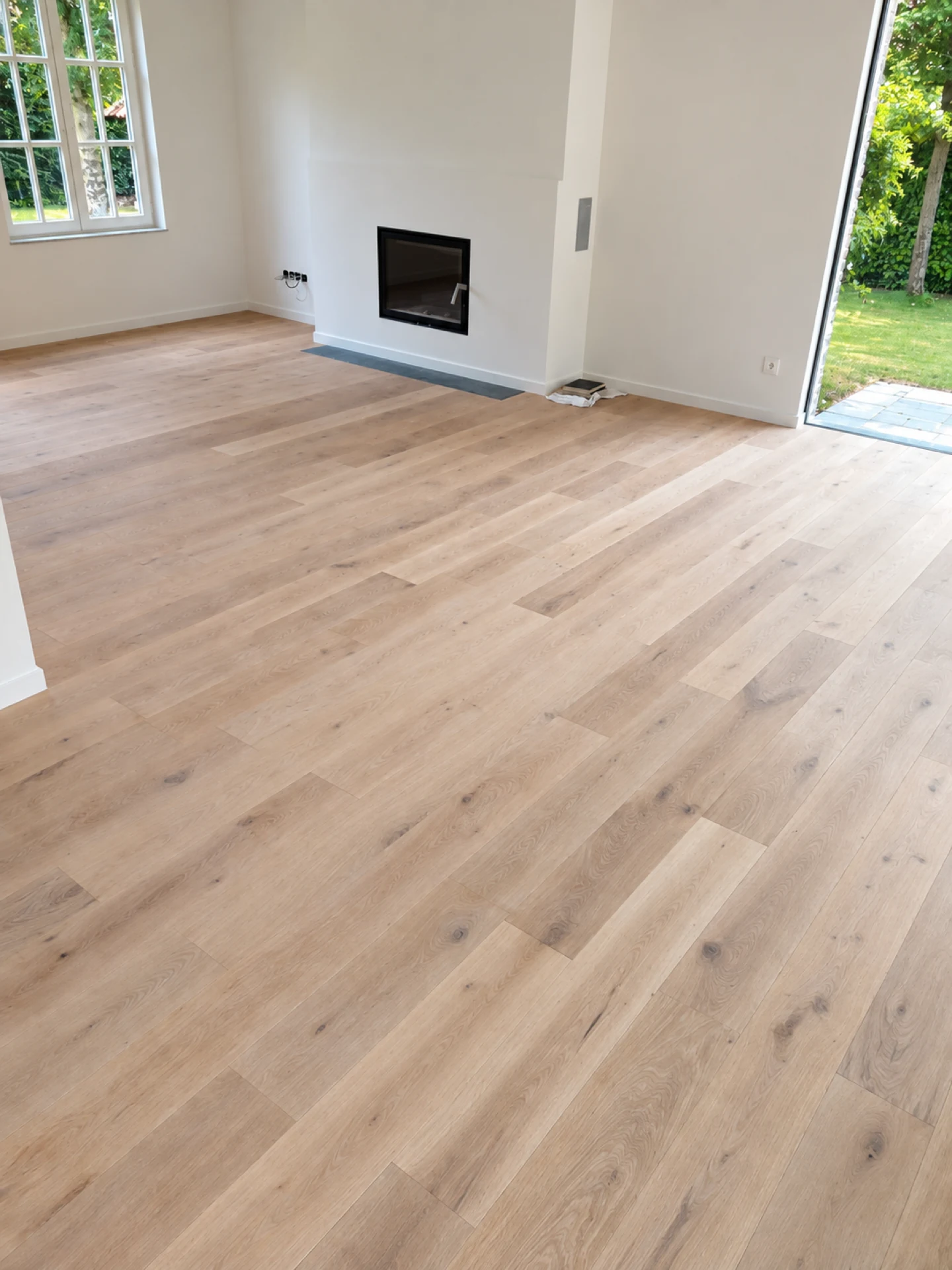Séjour avec parquet en chêne et cheminée