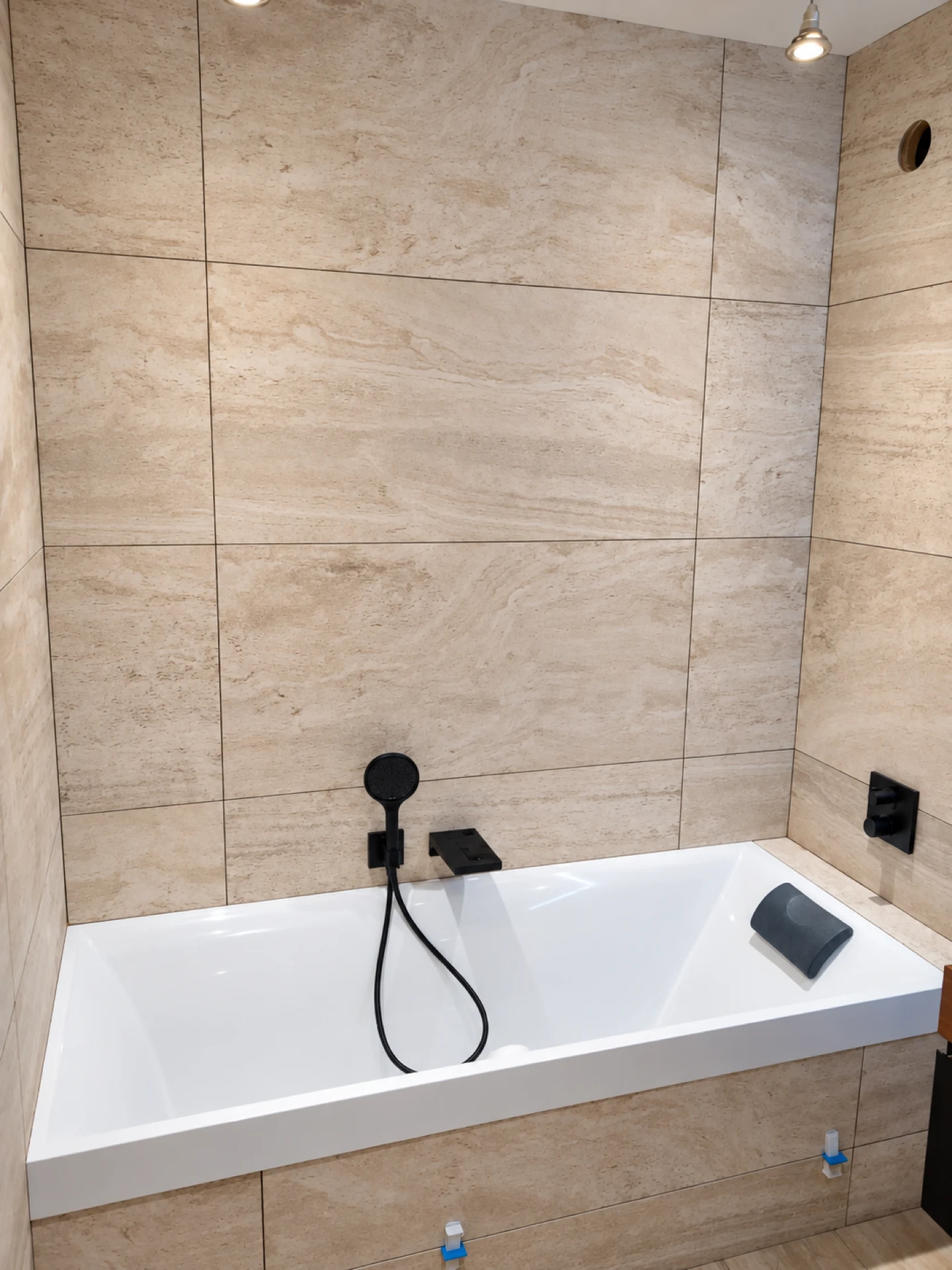 Baignoire encastrée et murs en carrelage grand format