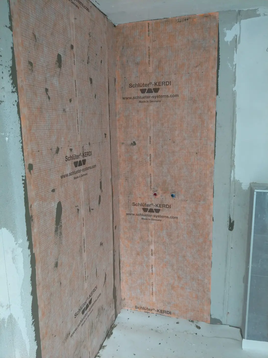 Panneaux de construction étanches posés dans une douche avant le carrelage