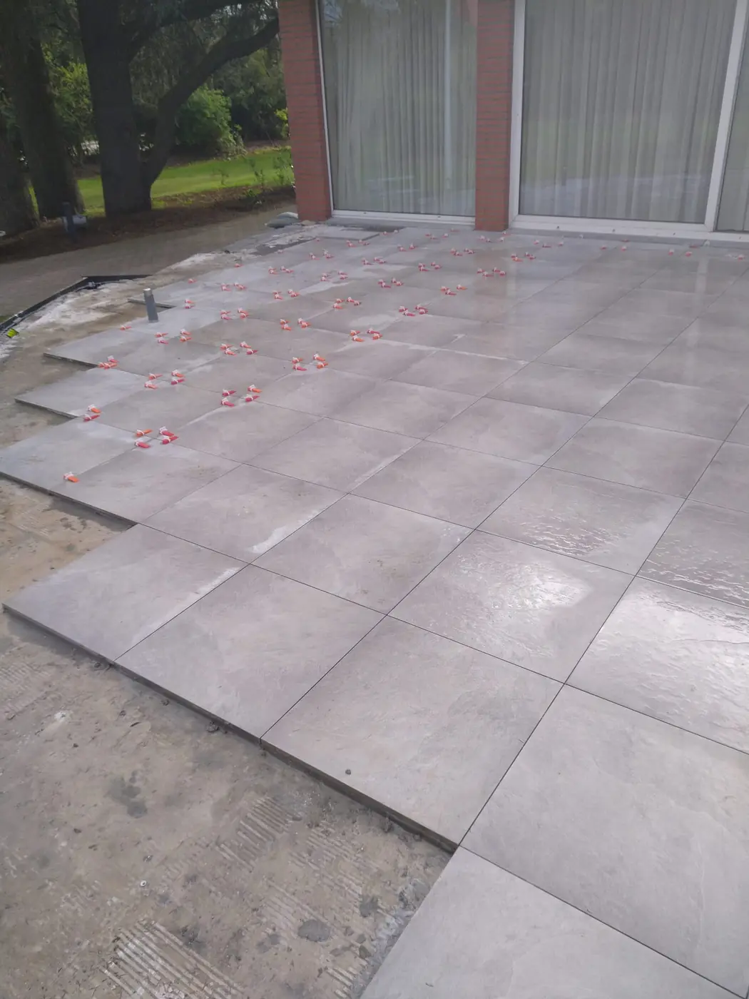 Terrasse en dalles céramiques grand format devant une maison